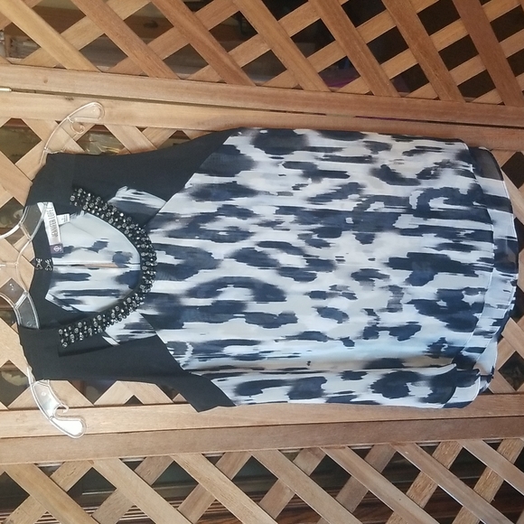 Jennifer Lopez sleeveless top - Picture 3 of 5